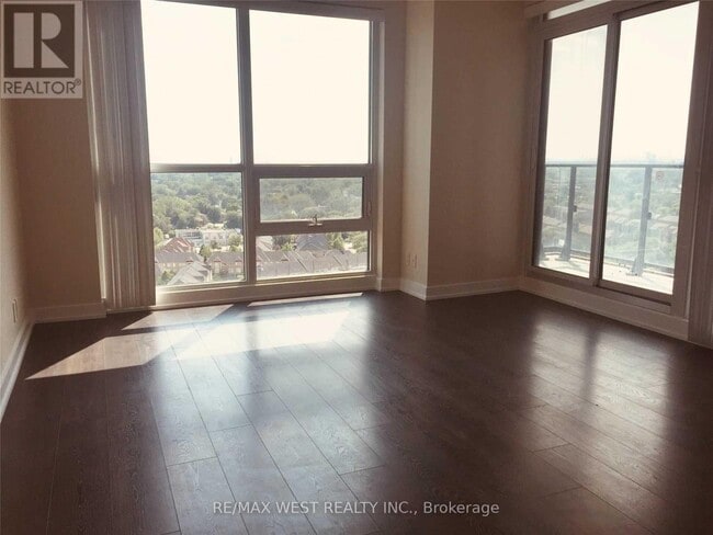 2220 Lake Shore Blvd W in Toronto, ON - Building Photo - Building Photo