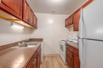 Hummingbird Pointe & The Gardens in Parma, OH - Building Photo - Interior Photo