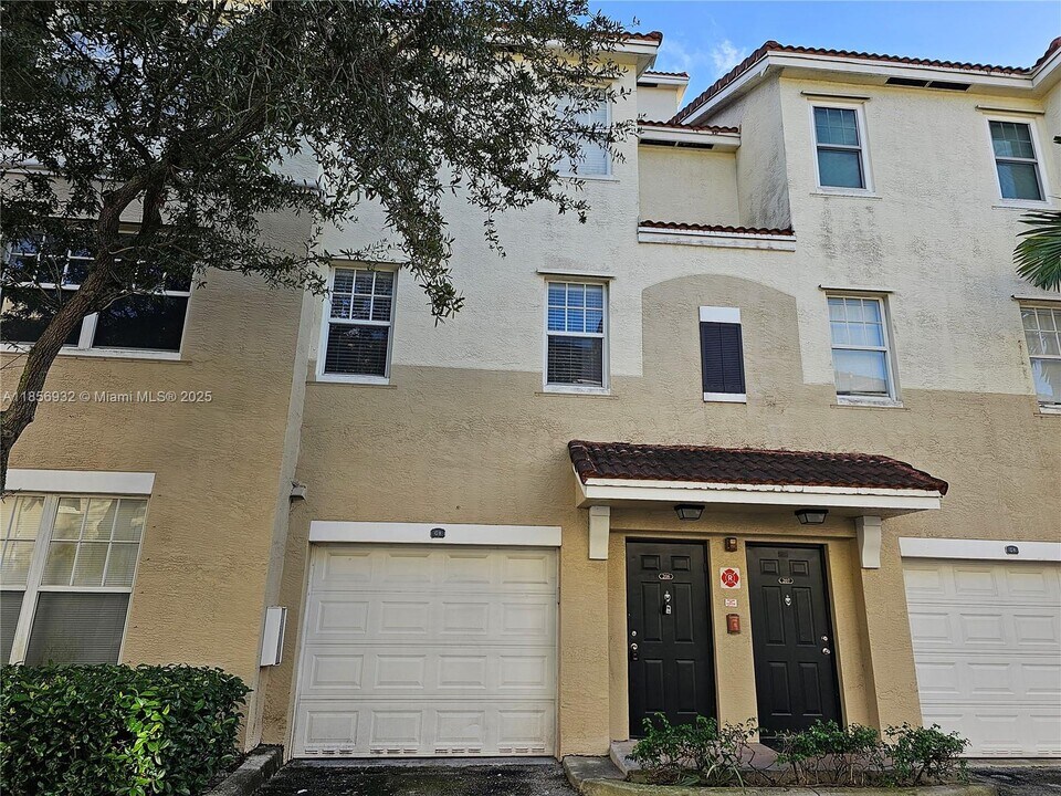 5800 W Sample Rd in Coral Springs, FL - Foto de edificio