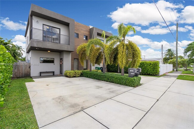 8755 SW 34th St in Miami, FL - Building Photo - Building Photo