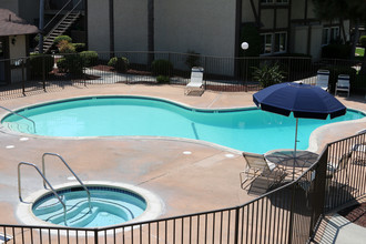 Stonehedge Apartments in Anaheim, CA - Foto de edificio - Building Photo