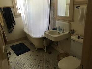 3353 N Bartlett Ave, Unit 1 in Milwaukee, WI - Building Photo - Building Photo