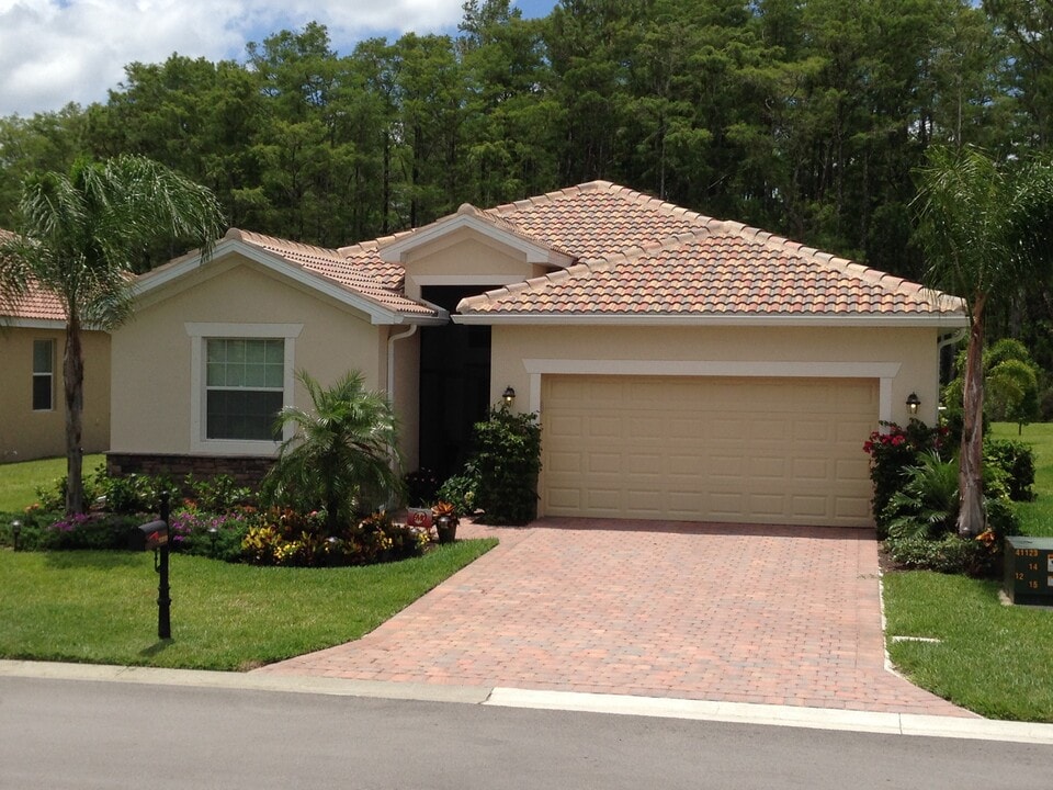 10510 Yorkstone Dr in Bonita Springs, FL - Foto de edificio
