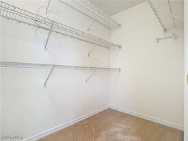 1176 Oxford Ln in Naples, FL - Building Photo