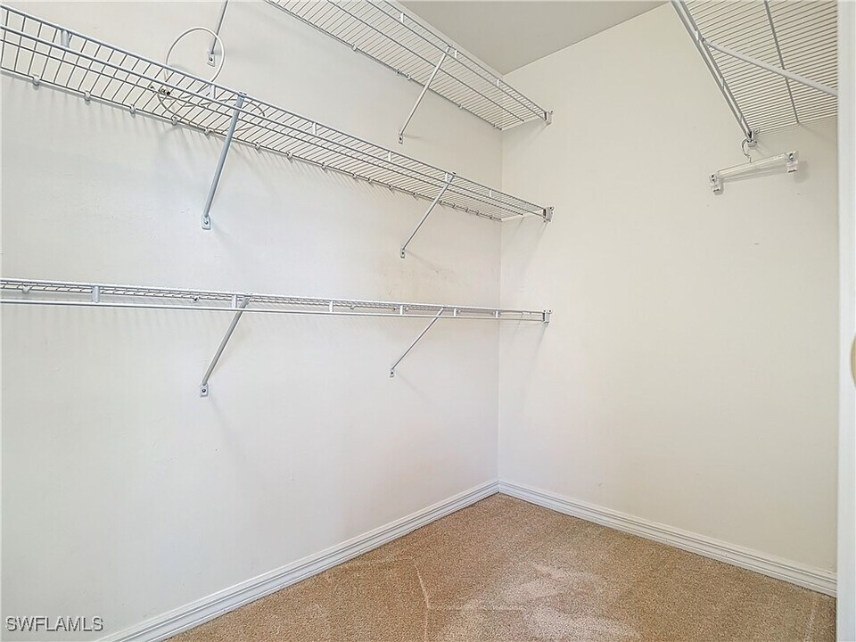 1176 Oxford Ln in Naples, FL - Building Photo