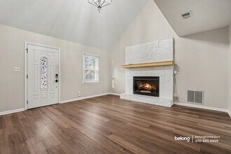 1004 Natalie Ln SE in Smyrna, GA - Foto de edificio - Building Photo