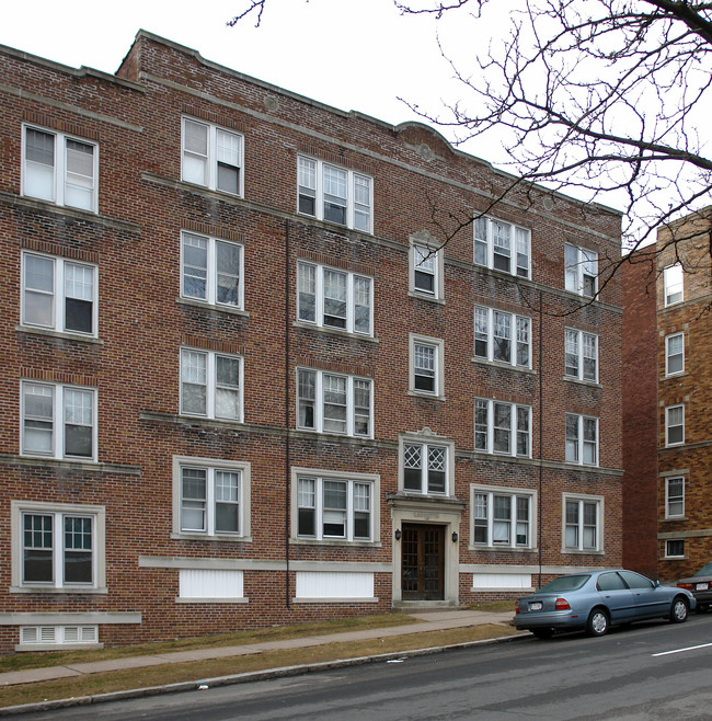 144 Linden St in Holyoke, MA - Building Photo - Building Photo