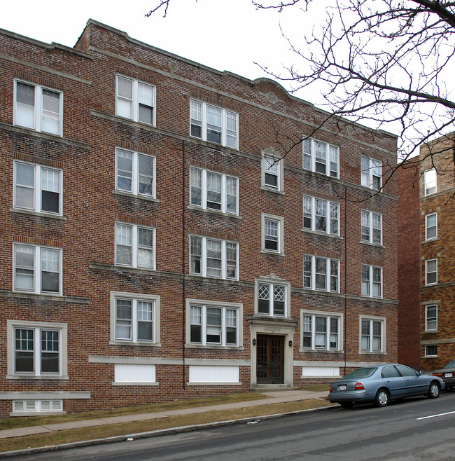 144 Linden St in Holyoke, MA - Foto de edificio - Building Photo