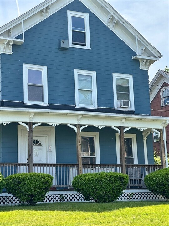 37 Hale St in Bridgewater, MA - Building Photo