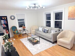 64 Rowe St in Auburndale, MA - Foto de edificio - Building Photo