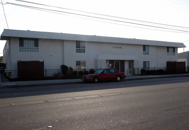 11920 Inglewood Ave in Hawthorne, CA - Building Photo - Building Photo