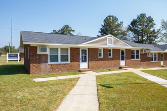 Summerlin East Apartment Homes in Fayetteville, NC - Foto de edificio - Building Photo