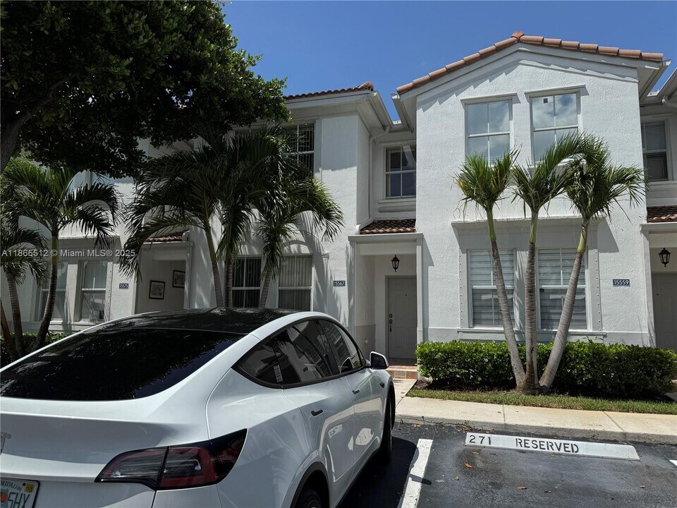 15567 SW 40th St in Miramar, FL - Building Photo