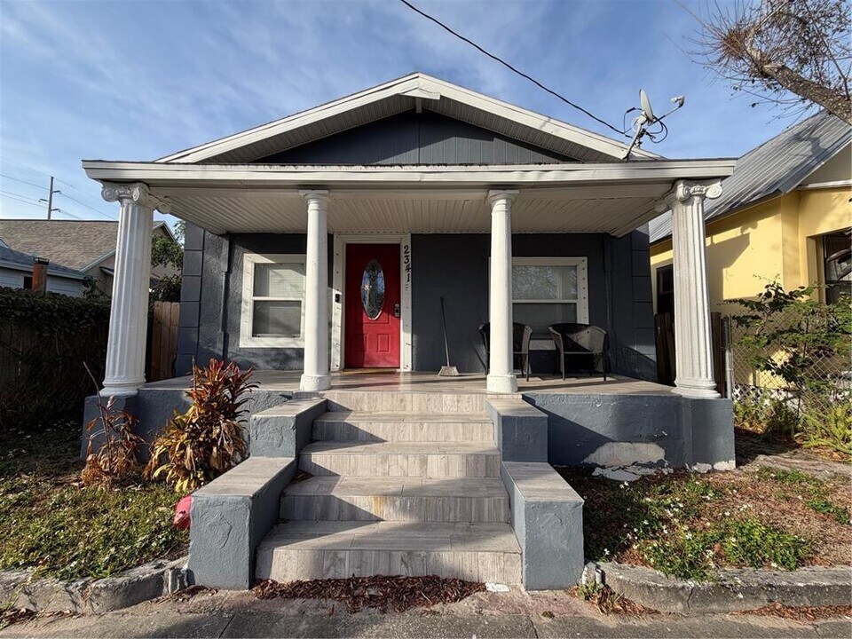 2341 W Walnut St in Tampa, FL - Building Photo