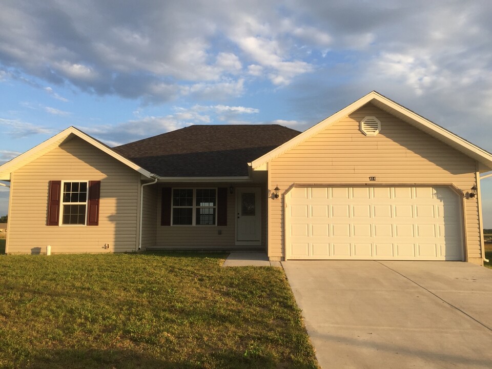 414 Bradford Pear in Clever, MO - Building Photo