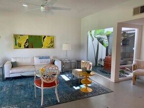 686 N Palomar Cir in Palm Springs, CA - Building Photo - Building Photo