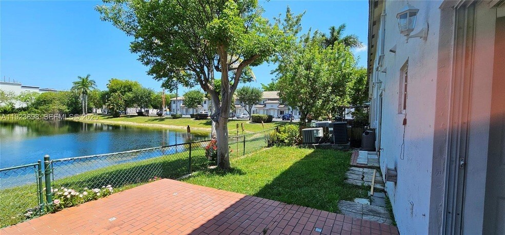 5675 NW 109th Ave in Doral, FL - Building Photo