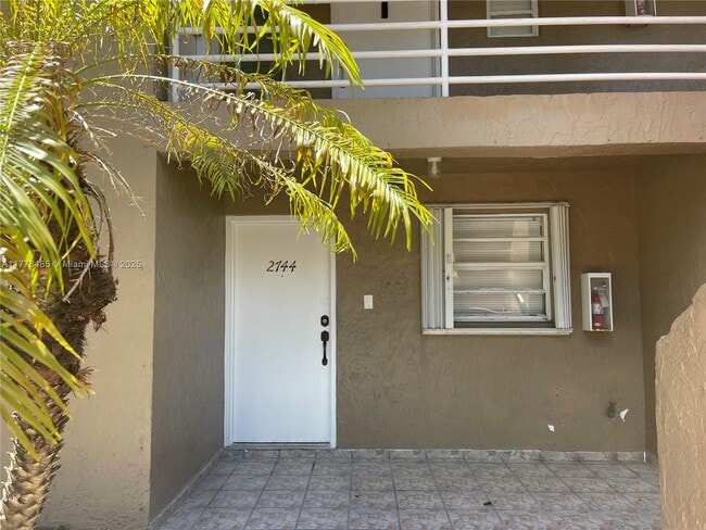 2744 W 60th St in Hialeah, FL - Building Photo - Building Photo