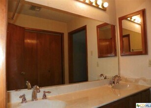 1133 Ashby St-Unit -6 in Seguin, TX - Building Photo - Building Photo