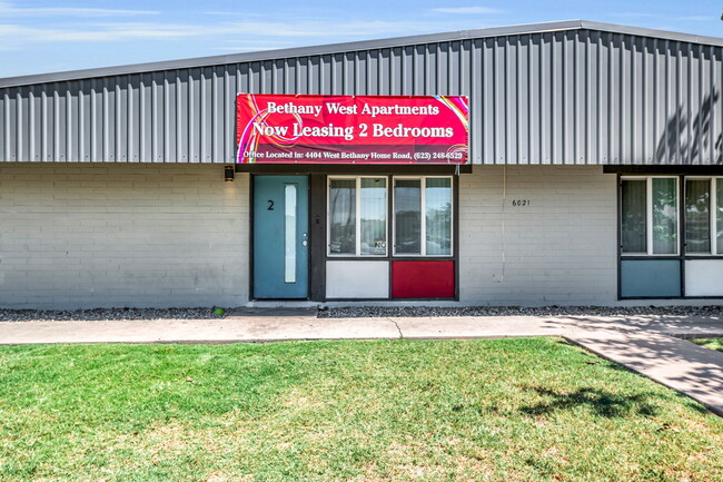 Bethany West in Phoenix, AZ - Foto de edificio - Building Photo