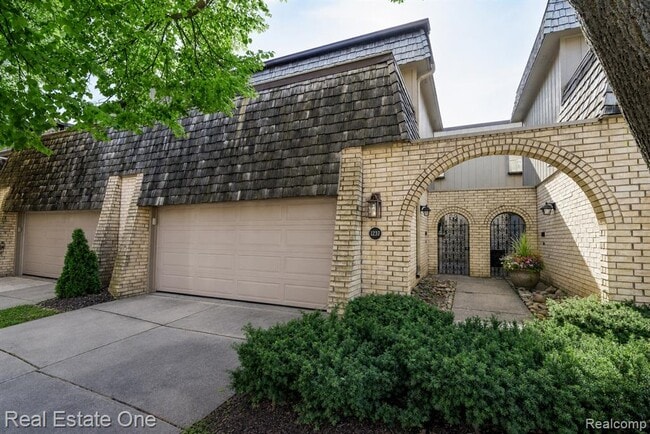 property at 1237 Oakwood Ct