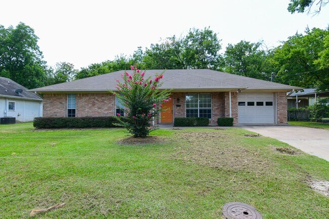 1205 Monroe St in Commerce, TX - Building Photo - Building Photo