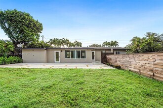 217 E Acre Dr in Plantation, FL - Building Photo - Building Photo