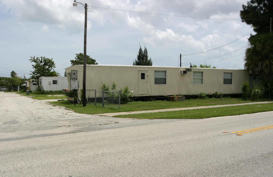 323 Silver Oaks Ave in Cape Canaveral, FL - Building Photo