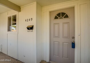 4249 W Townley Ave in Phoenix, AZ - Foto de edificio - Building Photo