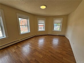 390 Main St, Unit 2 in Beacon, NY - Foto de edificio - Building Photo