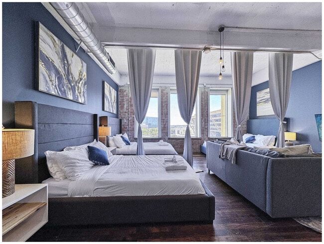 555 Evergreen St in Dallas, TX - Foto de edificio - Building Photo