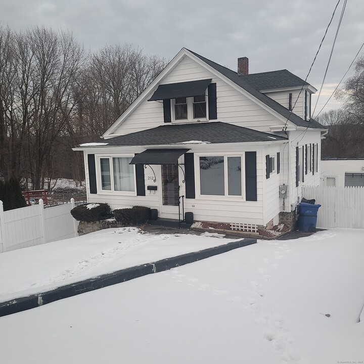 252 Tudor St in Waterbury, CT - Building Photo