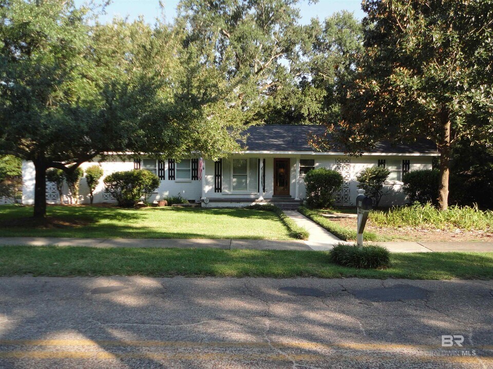 371 S Church St in Fairhope, AL - Building Photo