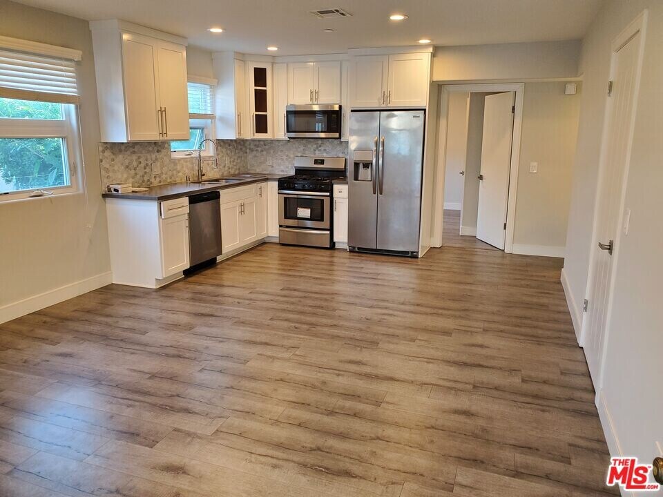 3915 Brighton Ave in Los Angeles, CA - Building Photo