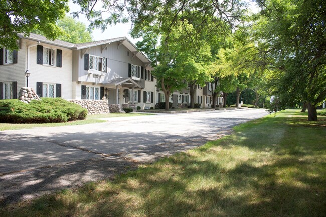 W63N14266-N14266 Washington Ave in Cedarburg, WI - Building Photo - Building Photo