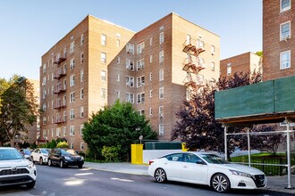 Cooperative in Flushing, NY - Foto de edificio - Building Photo