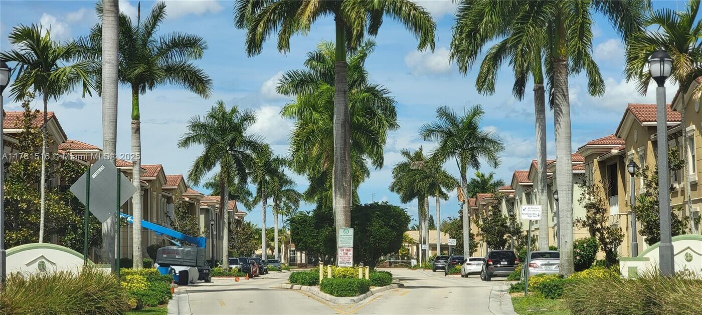 5923 Manchester Way in Tamarac, FL - Building Photo