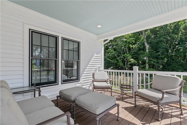 561A Bristol Ferry Rd in Portsmouth, RI - Building Photo - Building Photo