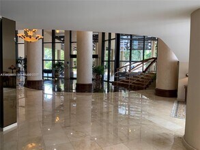 10185 Collins Ave in Bal Harbour, FL - Foto de edificio - Building Photo