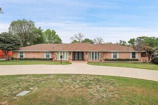 6545 Lyndon B Johnson Fwy in Dallas, TX - Building Photo