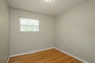 909 Ridge Dr in Belton, MO - Foto de edificio - Building Photo