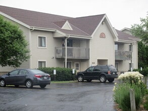 243 Arrowhead Dr, Unit 8 in Mukwonago, WI - Building Photo - Building Photo