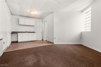 15300 Waterloo Rd in Cleveland, OH - Building Photo - Building Photo