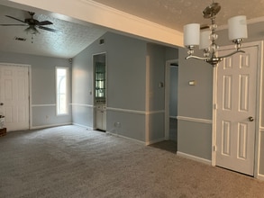 8058 Woodlake Dr in Riverdale, GA - Building Photo - Building Photo