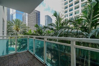 950 Brickell Bay Dr, Unit 302 in Miami, FL - Building Photo - Building Photo
