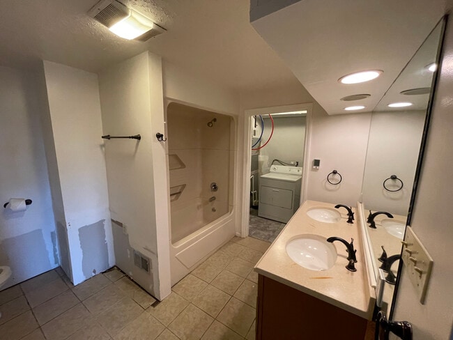 911 Arlington Ave, Unit 911