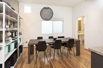 717 N Highland Ave, Unit 7 in Los Angeles, CA - Building Photo - Building Photo