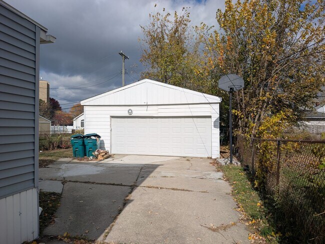 29024 Dawson Ave in Garden City, MI - Building Photo - Building Photo