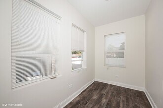 4936 W Jackson Blvd, Unit 2W in Chicago, IL - Foto de edificio - Building Photo
