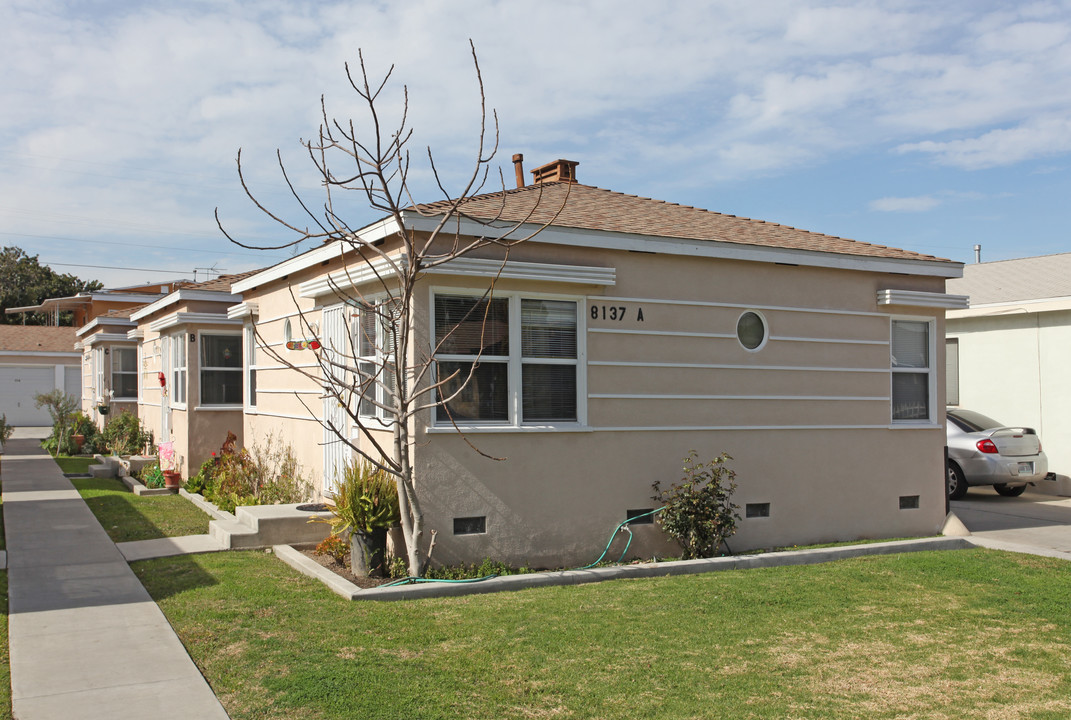 8137-8141 Garden View Ave in South Gate, CA - Foto de edificio